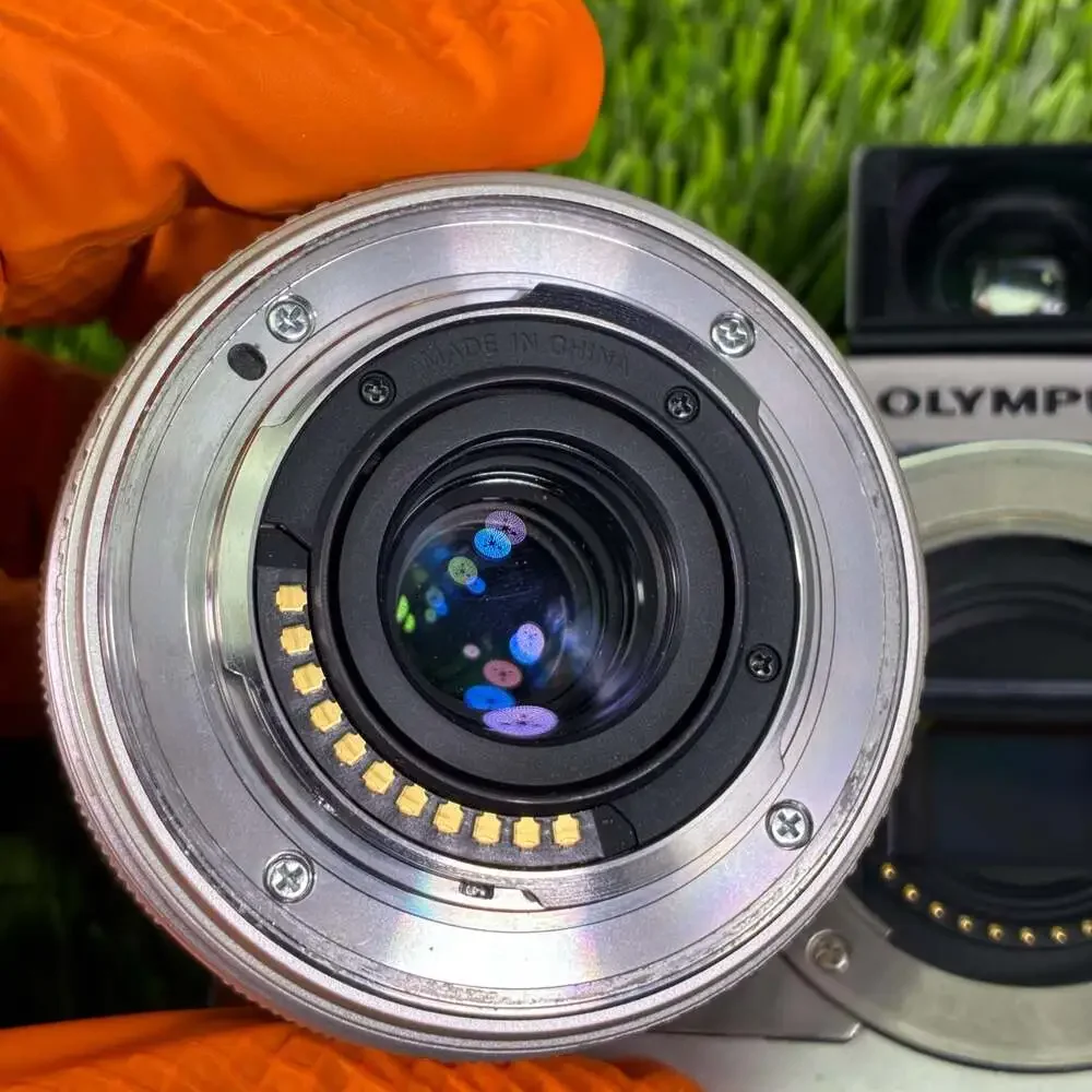 Olympus PEN E-P1 12MP Digital Micro Four Thirds Camera with M.Zuiko 14-42mm Lens